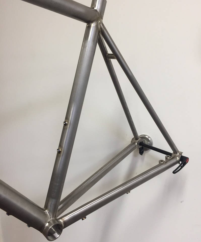 The rear triangle includes relatively longer chain stays for more stability on gravel.